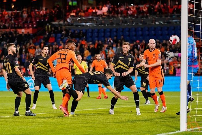  Ngoại trừ thủ môn Justin Bijlow và hậu vệ Daley Blind, mỗi cầu thủ đá chính còn lại của Hà Lan đều có ít nhất một pha dứt điểm. Phút 48, Denzel Dumfries đánh đầu tung lưới đội khách từ đường treo bóng vừa tầm của Noah Lang. 