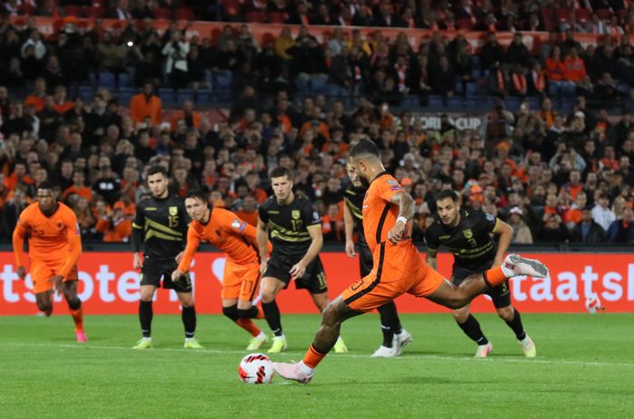  Phút 19, Depay có cơ hội ghi bàn từ chấm 11 m. Tuy nhiên, cựu sao Man Utd lại không thể thắng được thủ môn Bradley Banda. 