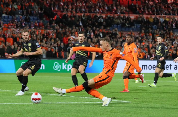  Trước đối thủ chỉ đứng hạng 197 thế giới, HLV Louis van Gaal vẫn cẩn trọng tung đội hình gần như mạnh nhất vào sân. Dàn sao Hà Lan có trận đấu nhàn hạ khi bóng hầu như chỉ lăn trên phần sân của đội khách. 