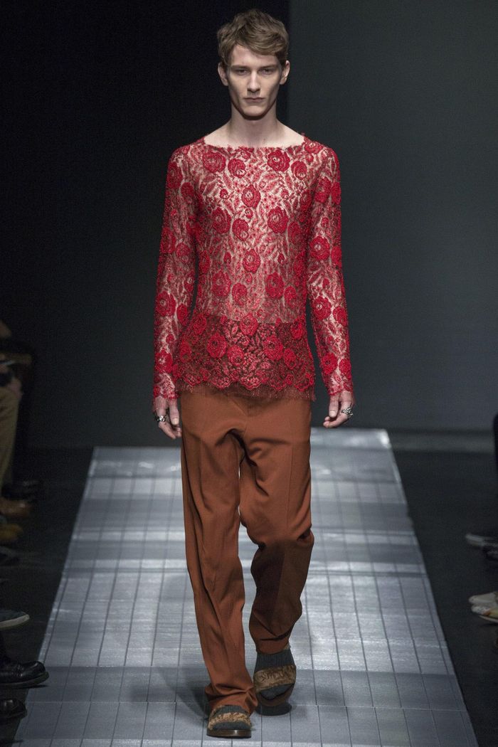 Các thương hiệu tích cực lăng xê trang phục phù hợp cho cả nam và nữ. Ảnh: GQ, The New York Times.