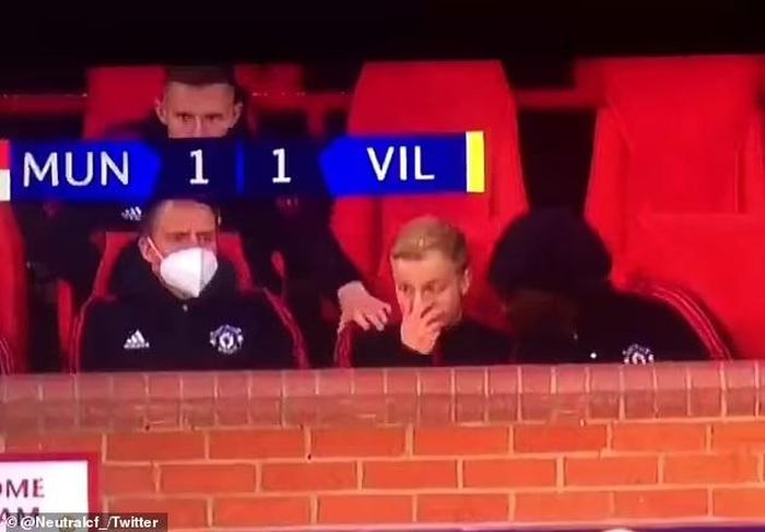 Van de Beek từng thể hiện thái độ bức xúc khi phải ngồi dự bị