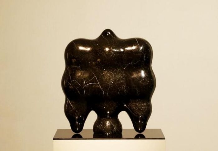 Tác phẩm "Dồn nén #2" (đá harzburgite đen, 65cm x 58cm x 25cm, 2021) của Thái Nhật Minh