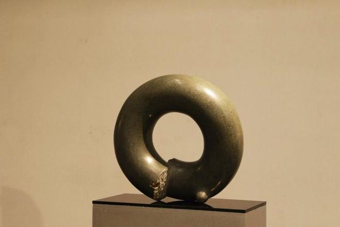 Tác phẩm “Chuyển động tròn” #21.2 (đá tuff núi lửa xanh và đồng, 68cm x 680cm x 30cm, 2021) của Khổng Đỗ Tuyền