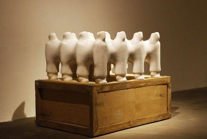 Tác phẩm "Đơn hàng #2" (đá cẩm thạch trắng, 47cm x 70cm x 85cm, 2021) của Đào Tân