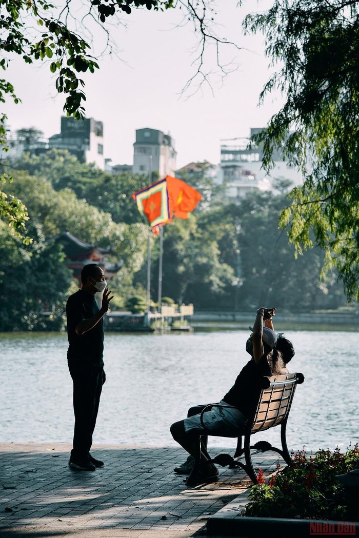 Một số khác lại có hẹn với những người bạn bên bờ Hồ Gươm.