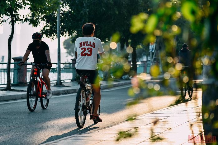 Tiếp tục thói quen thường ngày trên những cuốc xe đạp thể dục quanh Hồ Tây.