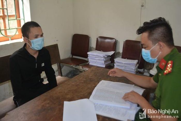 Đối tượng Trần Văn Mười tại cơ quan công an. Ảnh: Xuân Bắc