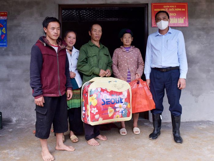 Bàn giao "Nhà tình quân dân" và tặng quà hộ gia đình khó khăn trên địa bàn xã A Lù.