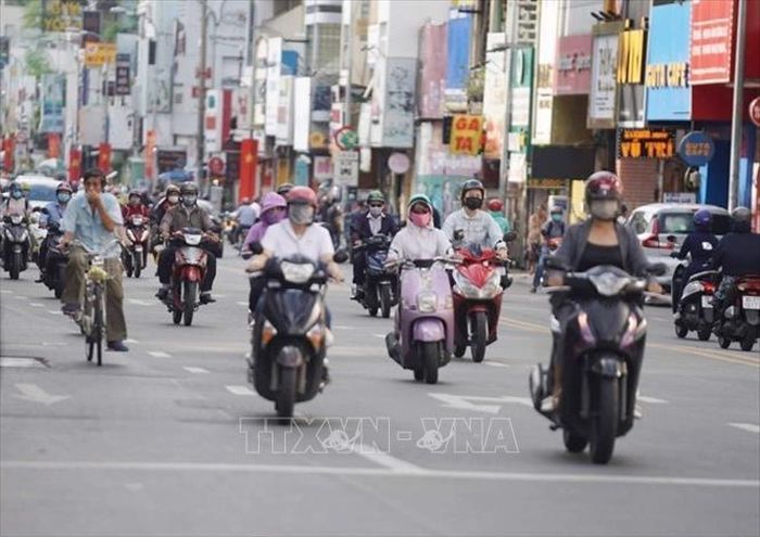 Đường phố đông đúc trở lại sau khi bỏ giãn cách