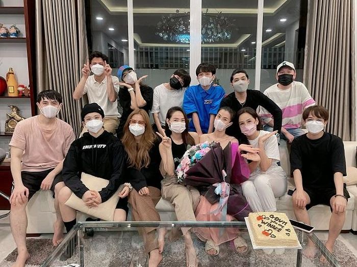 Trước đó thì Đông Nhi cũng đã mừng sinh nhật mình với những người bạn như Hoàng Thùy Linh, Gil Lê, Mai Phương Thúy và Phạm Quỳnh Anh