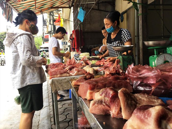  Giá lợn hơi giảm kỷ lục do sức mua trên thị trường vẫn ở mức thấp