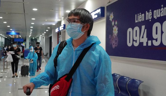Anh Hòa (42 tuổi, trú quận Hồng Bàng, TP Hải Phòng) cho biết, anh làm kỹ sư cơ khí tại TPHCM. Trước khi dịch bệnh bùng phát anh thường xuyên về thăm quê. Do dịch bệnh diễn biến phức tạp kéo dài nhiều tháng, nay anh mới được về thăm nhà.