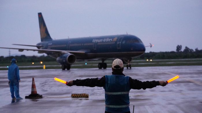 Khoảng 17h30 ngày 13/10, chuyến bay mang số hiệu VN-1176 của hãng hàng không Vietnam Airlines từ sân bay Tân Sơn Nhất (TPHCM) đã hạ cánh xuống sân bay Cát Bi (TP Hải Phòng). Đây là chuyến bay thương mại đầu tiên đến Hải Phòng sau 4 tháng tạm dừng hoạt động sân bay Cát Bi vì COVID-19.