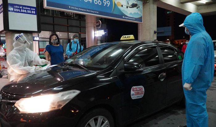  Lực lượng chức năng cũng ghi thông tin khách và tài xế để thông báo tới chính quyền địa phương nhằm thuận lợi trong việc theo dõi sức khỏe, giám sát cách ly tại nhà.