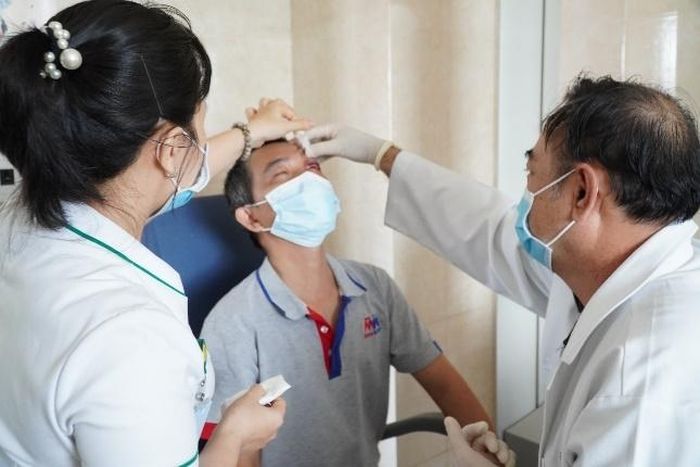 BS. CKI Trần Việt Hùng (Bệnh viện Mắt Sài Gòn Cần Thơ) đang xử lý vết thương cho bệnh nhân