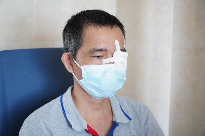 Anh T.H.L sau khi được điều trị và băng mắt tránh nhiễm trùng