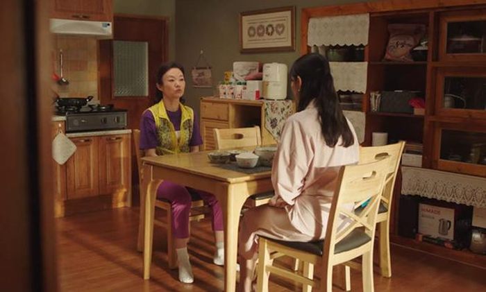 Hye Jin hỏi Hwa Jeong nhưng chị cũng không biết rõ