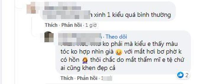 Đáng chú ý khoảnh khắc tạo dáng bên bức ảnh đã được make-up và photoshop cẩn thận của chính mình, netizen cho rằng trông như "hai người khác" vì Khánh Vân ngoài đời trông khá mệt mỏi, lờ đờ với đôi mắt thiếu eyeliner