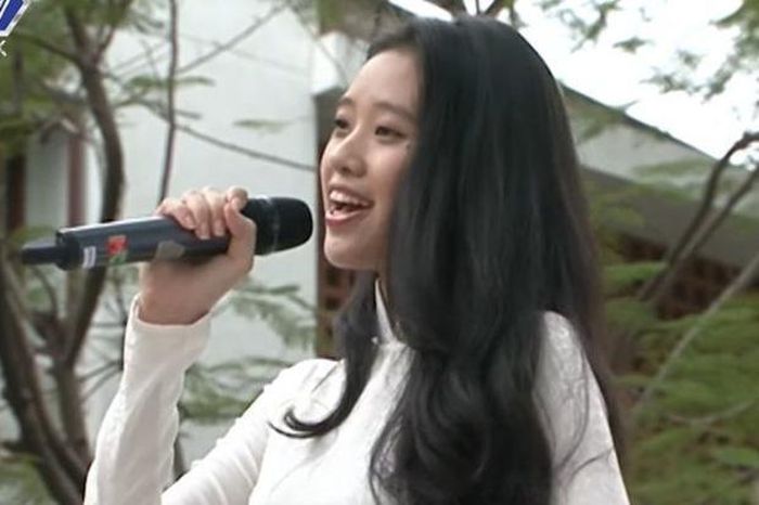 Dù ăn vận giản dị và không trang điểm nhưng thần thái hoa hậu vẫn cực kỳ rõ nét. Khuyết điểm duy nhất trên gương mặt cô nàng là hàm răng hô.