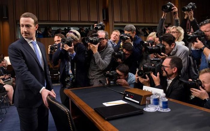 Theo các khảo sát nội bộ của Facebook được Haugen đưa ra, có tới 13,5% người dùng nữ ở tuổi vị thành niên trên Instagram nói nền tảng này khiến họ nghĩ về "tự tử và tự gây thương tích", 17% nói mạng xã hội gây các vấn đề như chứng chán ăn.