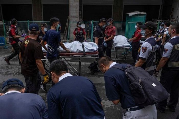 Các thi thể được đưa ra ngoài. (Ảnh: New York Times)