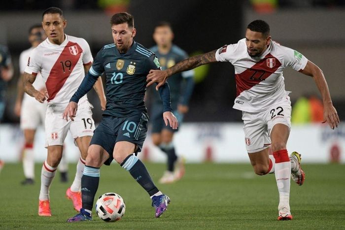 Ở trận này, Lionel Messi thi đấu lùi sâu như một tiền vệ. Trong 45 phút, anh chỉ có một cơ hội trong vùng cấm nhưng không thể vượt qua sự truy cản từ hàng thủ áo trắng. 2 cú đá phạt của "El Pulga" ở phút 34 và 37 đều bị thủ môn Gallese dễ dàng hóa giải.