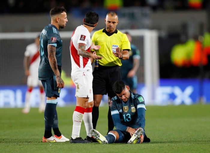Peru dần bắt nhịp với trận đấu. Lối chơi rắn của đội khách khiến Argentina trải qua những giây phút khó khăn. "La Blanquirroja" thực hiện 11 pha phạm lỗi trong hiệp một. Trọng tài chính phải rút 2 thẻ vàng dành cho Yotun và Garcia sau nhiều lần nhắc nhở.