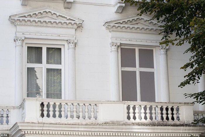  Tuy nhiên, nếu quan sát kỹ, bạn sẽ phát hiện ngôi nhà số 23 và 24 ở đây không có hộp thư, 18 ô cửa sổ được sơn màu xám và tầng trệt chỉ là một bức tường trống hoàn toàn. Ảnh: Dailymail. 