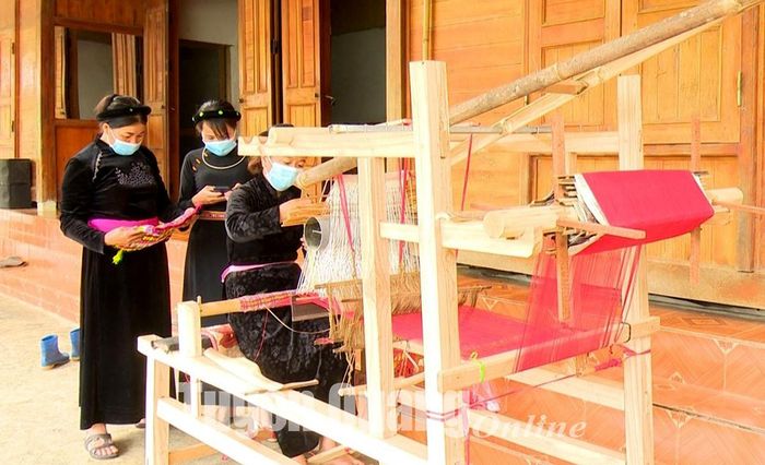 Các thành viên Hợp tác xã thổ cẩm Lâm Bình với nghề dệt thổ cẩm truyền thống.