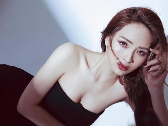 Nữ MC đóng tình cũ Thanh Sơn trong “11 tháng 5 ngày“ sở hữu khuôn mặt khả ái cùng thân hình bắt mắt.