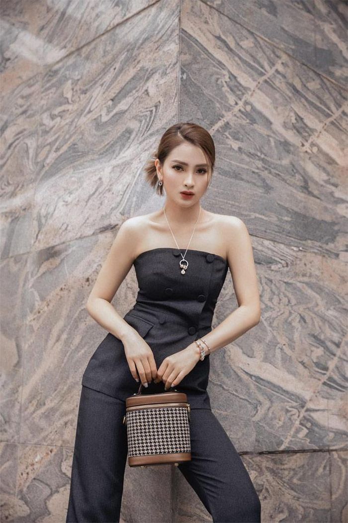 Ngoài đời, nữ MC có gu ăn mặc rất tinh tế và cá tính.