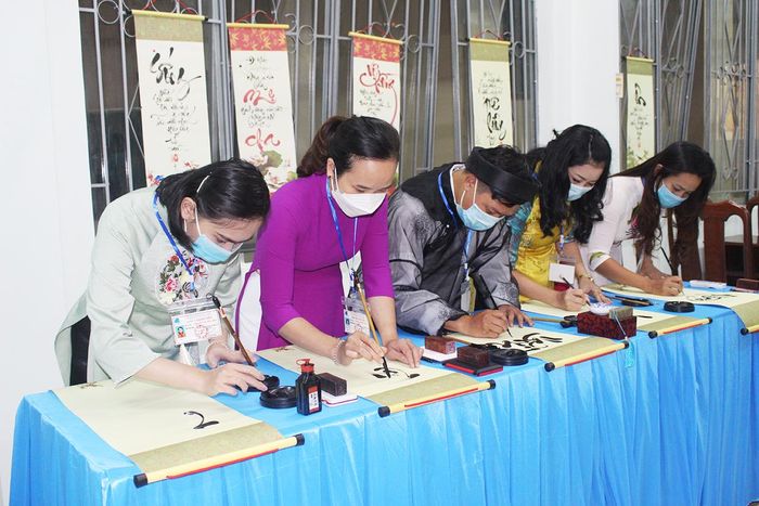Các thành viên Câu lạc bộ "Thư pháp chữ Việt Pleiku" khai bút, tặng tranh tại lễ ra mắt. Ảnh: Phan Lài