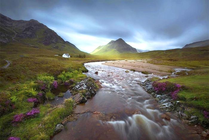 Nằm ở phía Bắc Vương quốc Anh với diện tích và dân số khiêm tốn, Scotland là một điểm đến lí tưởng cho những du khách yêu thích du lịch châu Âu