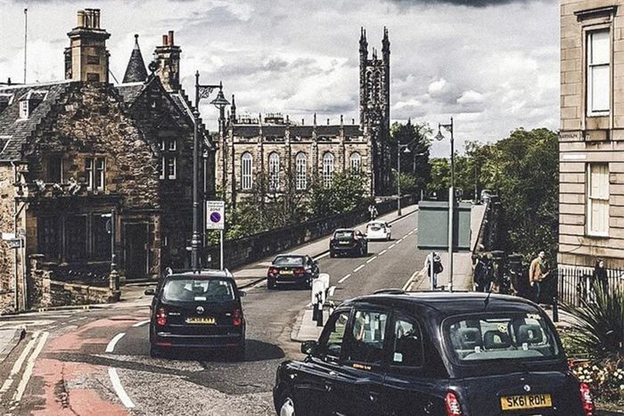 Đường phố Edinburgh, thủ đô của Scotland vô cùng yên tĩnh với những lâu đài cổ
