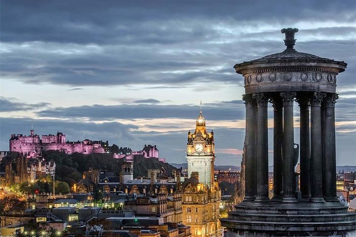Scotland từng được bình chọn là quốc gia xinh đẹp nhất trên thế giới. Nơi đây thu hút du khách bởi những lâu đài cổ kính, hồ nước sâu