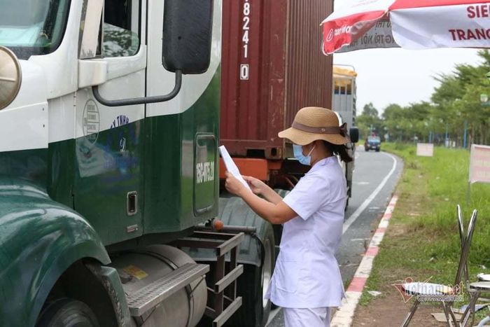 Kiểm soát phương tiện vào tỉnh Vĩnh Phúc trước thời điểm công bố cấp độ dịch. Ảnh: Nhị Tiến