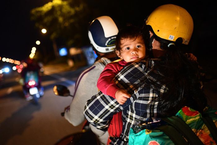  Một gia đình rời phòng trọ tại Đồng Nai để về quê ở An Giang. Ảnh: Duy Hiệu. 