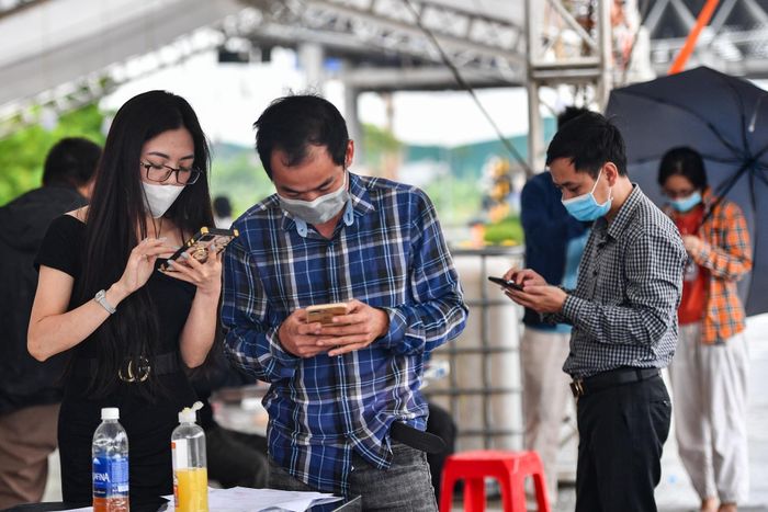  Người dân khai báo y tế tại chốt kiểm soát cao tốc Pháp Vân - Cầu Giẽ (Hà Nội) ngày 13/10. Ảnh: Đức Anh. 
