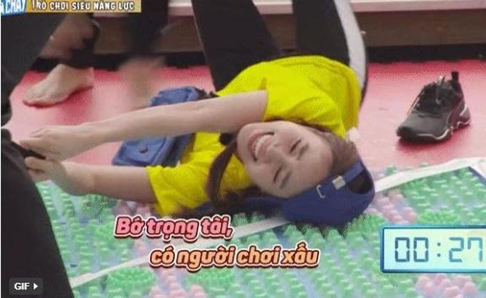 Màn lăn xả túm quần đến ngã ra sàn của Lan Ngọc