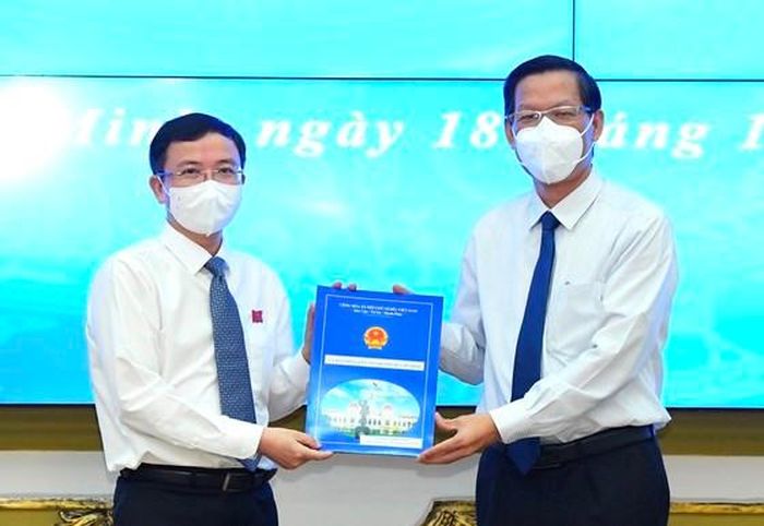 Đồng chí Phan Văn Mãi trao quyết định và chúc mừng đồng chí Đặng Quốc Toàn