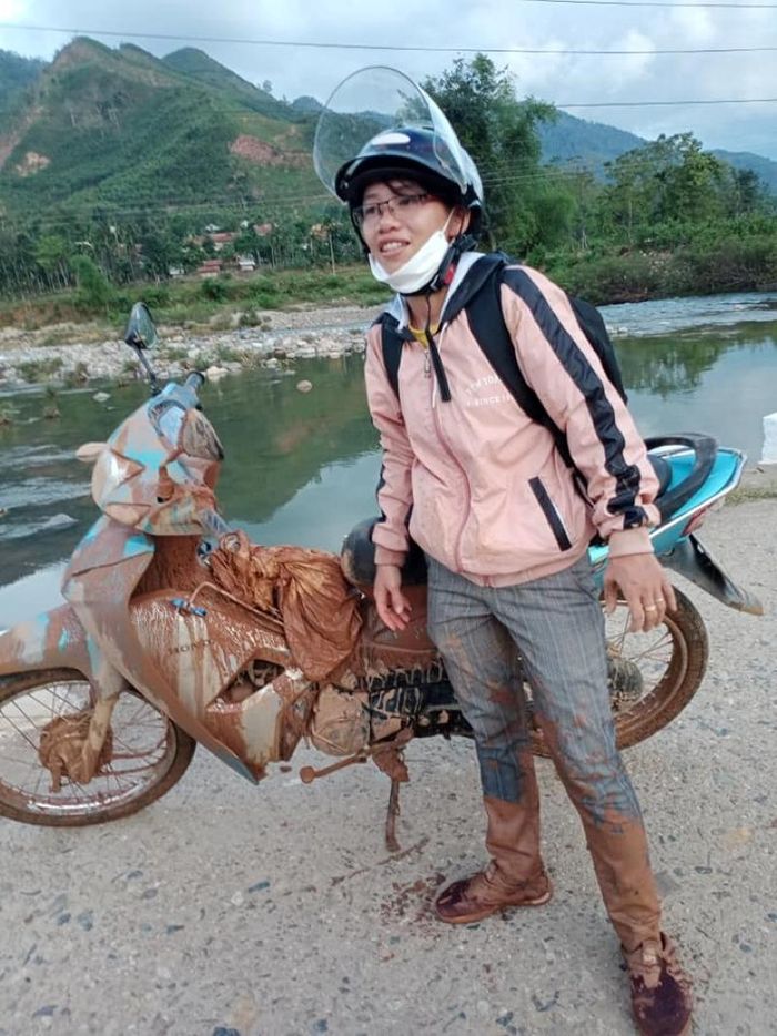 Cô Nguyễn Thị Trang vào thôn Làng Tốt giảng bài và giao bài tập cho học trò trong thời gian phải dạy học trực tuyến. Ảnh: NVCC