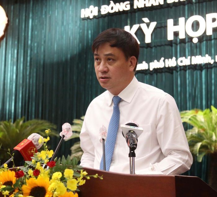 Phó Chủ tịch UBND TPHCM Lê Hòa Bình trình bày báo cáo của UBND TPHCM tại kỳ họp sáng 18/10 