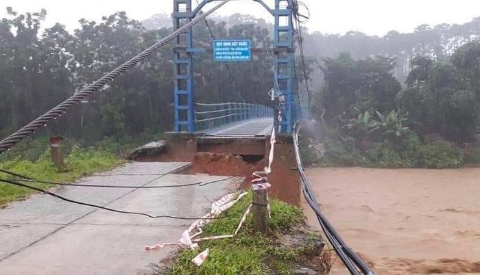 Mưa lớn khiến cây cầu treo trên địa bàn huyện Đăk Glei (Kon Tum) bị sạt mố cầu