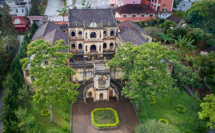 Dinh thự cổ nhìn từ trên cao.