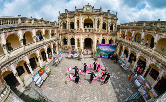 Triển lãm ảnh của các nghệ sỹ nhiếp ảnh Lào Cai tổ chức tại dinh thự Hoàng A Tưởng.