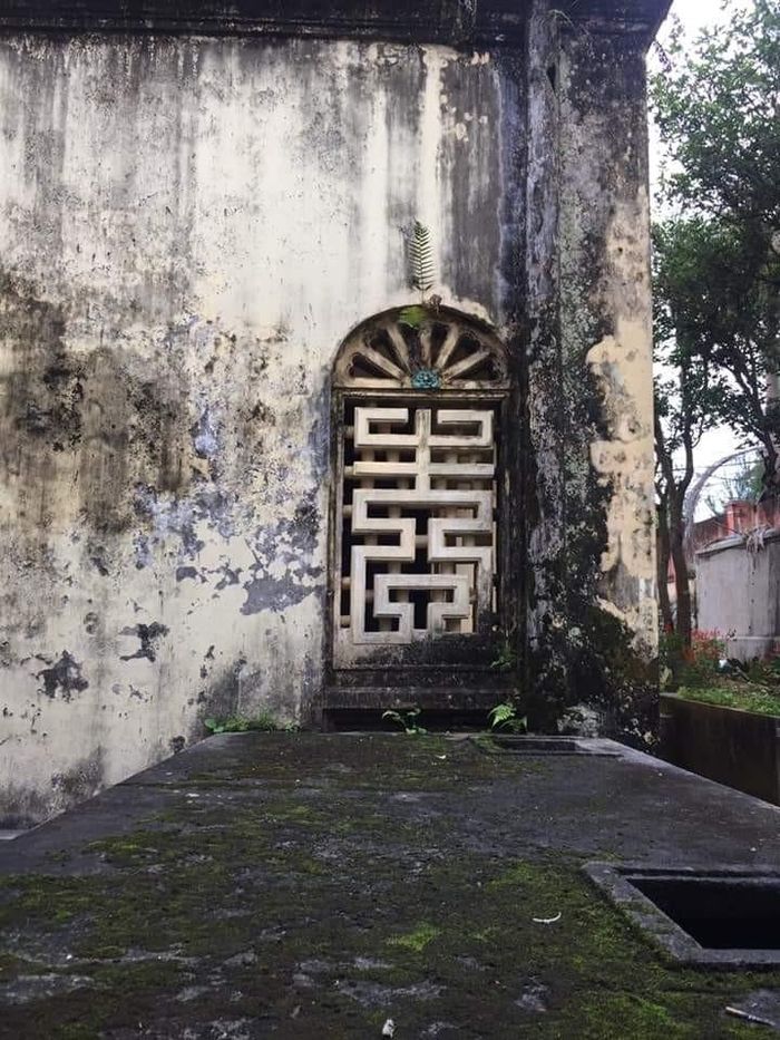 Trang trí hoa văn cửa sổ in dấu thời gian.