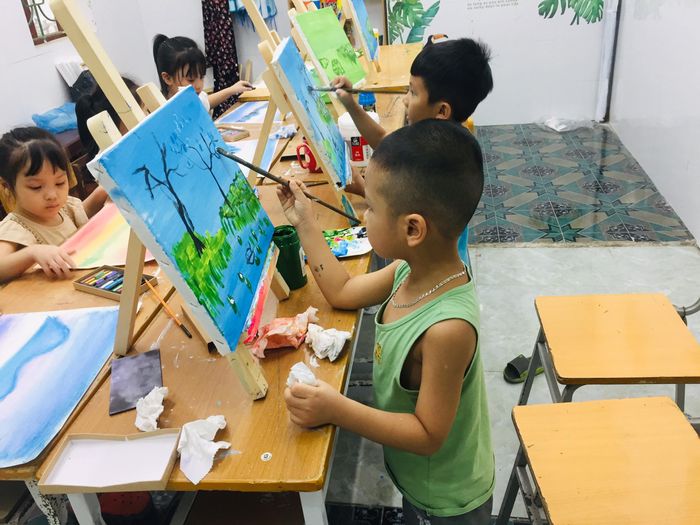 Ly mở lớp dạy vẽ miễn phí cho các em nhỏ ở quê trong đợt nghỉ hè.