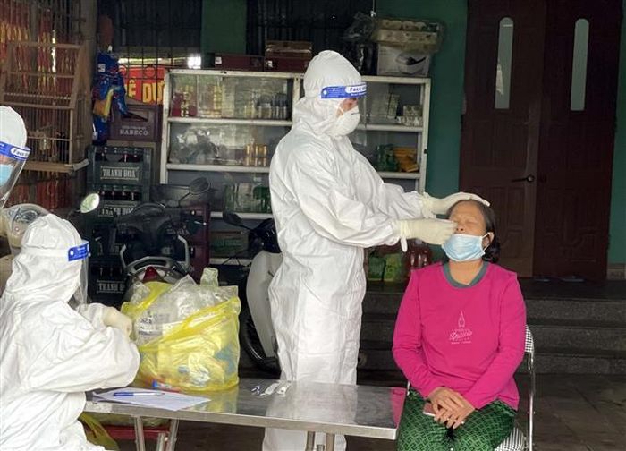 Lấy mẫu xét nghiệm COVID-19 cho người dân xã Quang Trung, thị xã Bỉm Sơn, tỉnh Thanh Hóa. Ảnh: Nguyễn Nam-TTXVN
