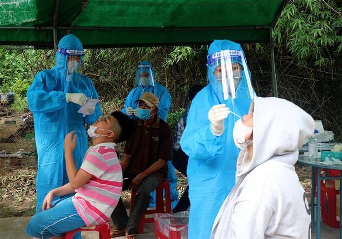 Quảng Ngãi xét nghiệm nhanh COVID- 19 miễn phí cho người dân. Ảnh: Sỹ Thắng-TTXVN