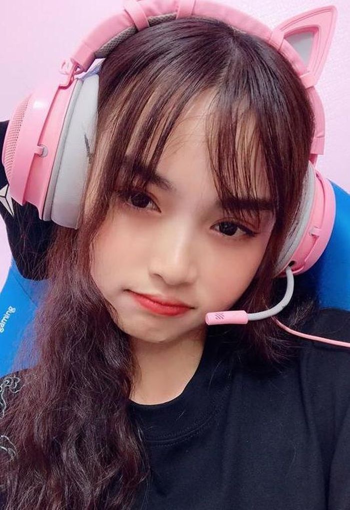 Dù biết rằng việc ăn mặc sao là quyền tự do cá nhân nhưng với cách ăn mặc giữa ranh giới quyến rũ và phản cảm như Huyền Anh là điều cô nàng phải cân nhắc.